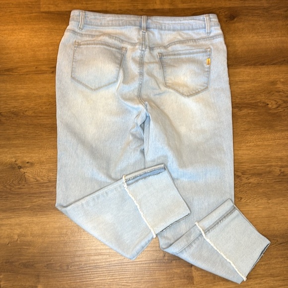 1822 Denim Taylor Women’s 12 Light Wash Cuffed Capri Jeans - Picture 2 of 7